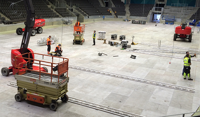 Ikke helt vanlig mandag i DNB Arena denne uken. I likhet med resten av Forum-området gjøres vår stortue klar til ONS 2016. (foto: Kjetil Garvik)