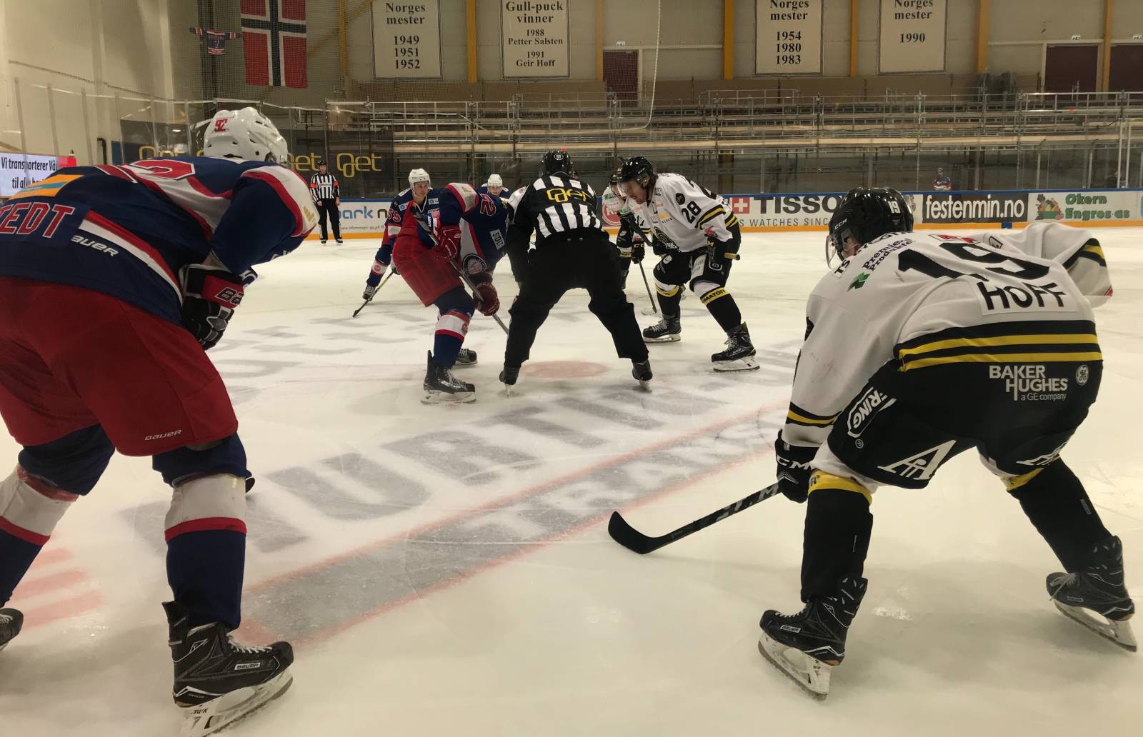 Magnus Hoff (t.h.) scoret for Oilers mot Vålerenga lørdag ettermiddag, uten at det hjalp på sluttresultatet. Vertene tok til slutt alle poengene i Furuset Forum. (foto: Peter Honore)